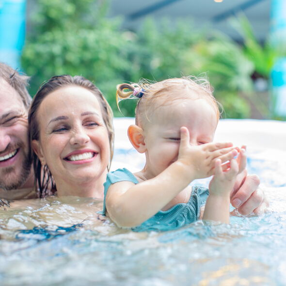 Eine Familie im Wasser in der Westfalen-Therme in der Erlebniswelt